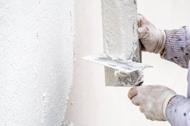 Sıvama ve Çimento beton duvarla yumuşatma inşaat işçisi