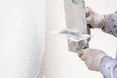Sıvama ve Çimento beton duvarla yumuşatma inşaat işçisi