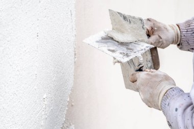 Sıvama ve Çimento beton duvarla yumuşatma inşaat işçisi