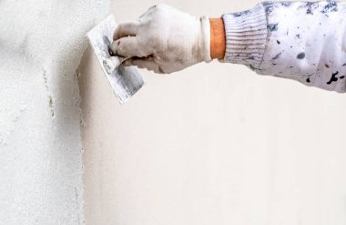 Sıvama ve Çimento beton duvarla yumuşatma inşaat işçisi