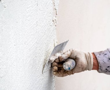 Sıvama ve Çimento beton duvarla yumuşatma inşaat işçisi