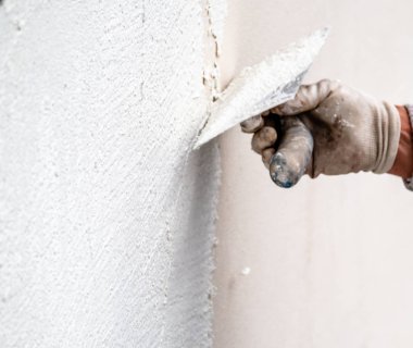 Sıvama ve Çimento beton duvarla yumuşatma inşaat işçisi