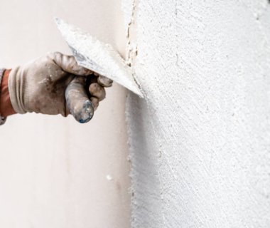Sıvama ve Çimento beton duvarla yumuşatma inşaat işçisi