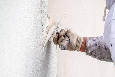Sıvama ve Çimento beton duvarla yumuşatma inşaat işçisi