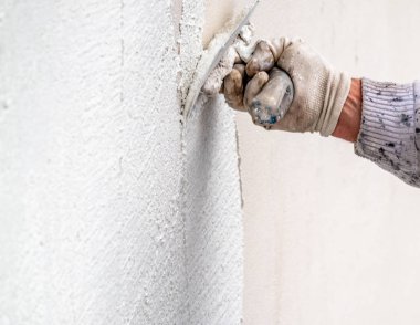 Sıvama ve Çimento beton duvarla yumuşatma inşaat işçisi