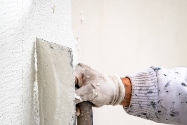 Sıvama ve Çimento beton duvarla yumuşatma inşaat işçisi