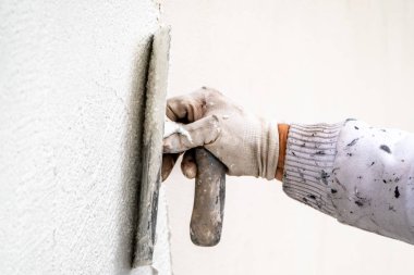 Sıvama ve Çimento beton duvarla yumuşatma inşaat işçisi