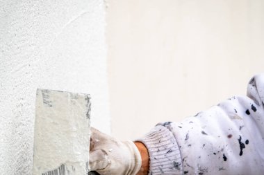 Sıvama ve Çimento beton duvarla yumuşatma inşaat işçisi