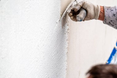 Sıvama ve Çimento beton duvarla yumuşatma inşaat işçisi