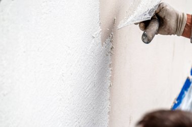 Sıvama ve Çimento beton duvarla yumuşatma inşaat işçisi