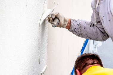Sıvama ve Çimento beton duvarla yumuşatma inşaat işçisi