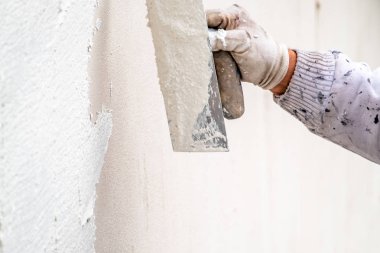 Sıvama ve Çimento beton duvarla yumuşatma inşaat işçisi