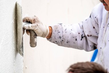 Sıvama ve Çimento beton duvarla yumuşatma inşaat işçisi