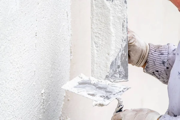 Travailleur de la construction plâtrage et lissage mur de béton avec du ciment — Photo