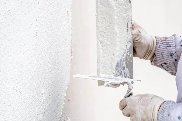 Trabalhador da construção civil reboco e alisamento parede de concreto com cimento — Fotografia de Stock