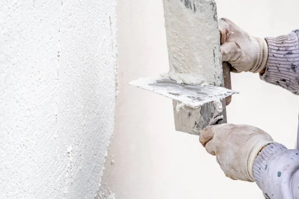 Travailleur de la construction plâtrage et lissage mur de béton avec du ciment — Photo