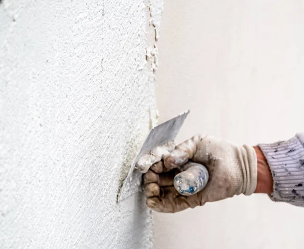 Építőmunkás vakolás és a betonfal cement simítás — Stock Fotó