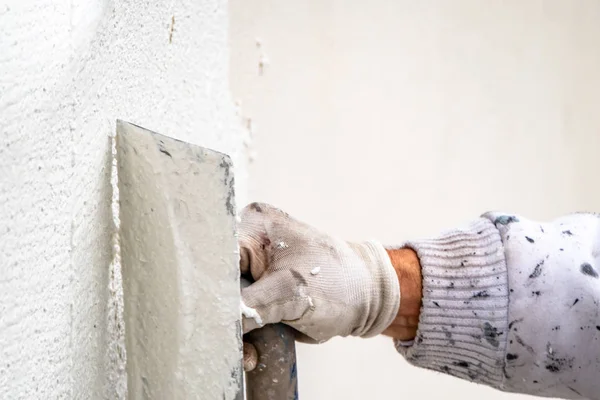 Travailleur de la construction plâtrage et lissage mur de béton avec du ciment — Photo