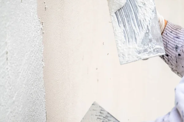Bouwvakker stukadoors en vloeiend maken van betonnen wand met cement — Stockfoto