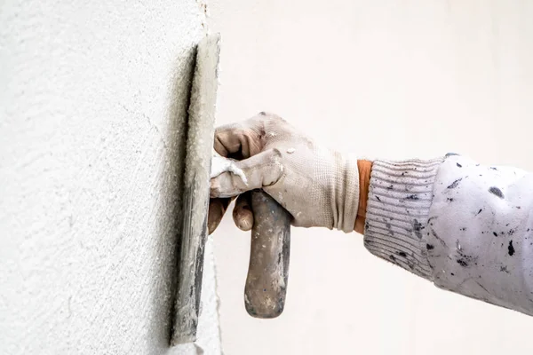 Sıvama ve Çimento beton duvarla yumuşatma inşaat işçisi — Stok fotoğraf