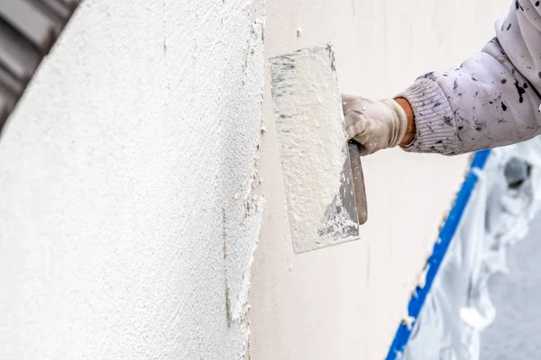 Bouwvakker stukadoors en vloeiend maken van betonnen wand met cement — Stockfoto