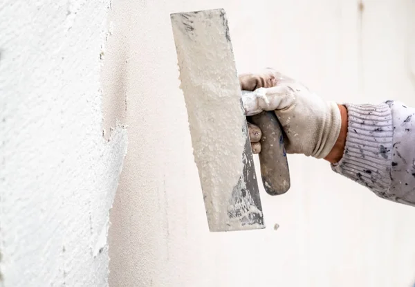 Sıvama ve Çimento beton duvarla yumuşatma inşaat işçisi — Stok fotoğraf