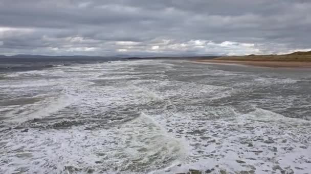 Pohled na Tullan Strand Bundoran, hrabství Donegal, Irsko - Wild Atlantic way — Stock video