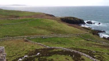 74 işareti, Dungloe - County Donegal - İrlanda Maghery Eire ile tarafından vahşi Atlantik yolu kıyı şeridi üzerinde uçan