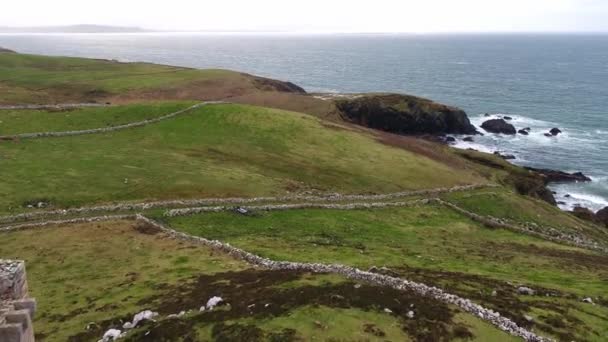 Volando sobre la costa de la ruta costera del Atlántico por Maghery con el signo Eire 74, Dungloe - Condado de Donegal - Irlanda — Vídeos de Stock