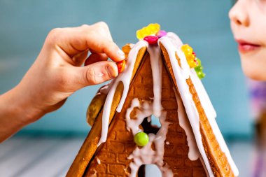 Bir tatlı zencefil ekmek ev inşa ailesi