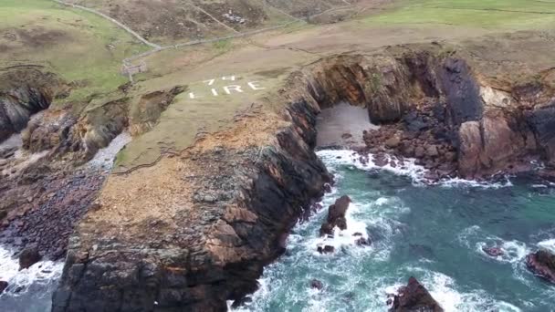 Flyger över kusten av vilda Atlanten långt av Maghery med Eire 74 tecken, Ekerö - County Donegal - Irland — Stockvideo