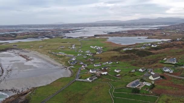 Vliegen over de kustlijn van de Wild Atlantic Way by Maghery, Dungloe - County Donegal - Ierland — Stockvideo