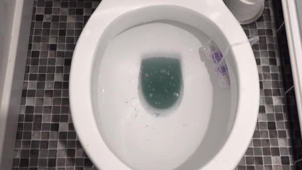 Рівень води піднімається і падає в туалет — стокове відео