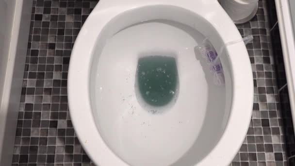 Waterstand verhogen en vallen in een toilet — Stockvideo