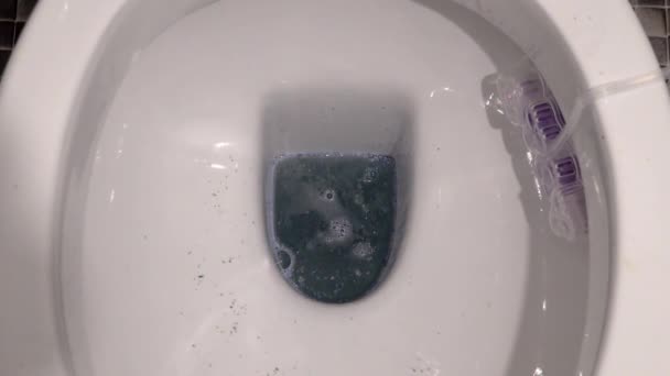 Рівень води піднімається і падає в туалет — стокове відео