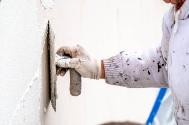 Sıvama ve Çimento beton duvarla yumuşatma inşaat işçisi