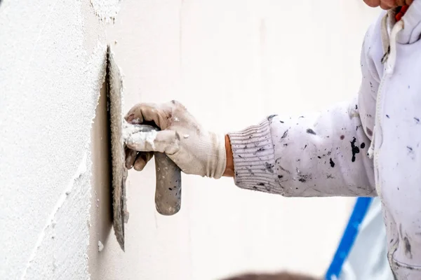 Будівельник штукатурка і згладжування бетонної стіни цементом — стокове фото