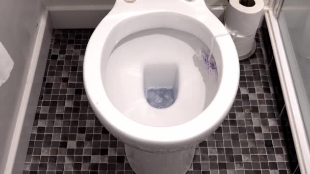 Water level raising and falling in a toilet — Stock Video