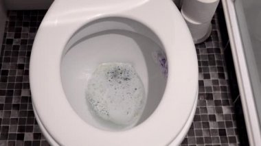 Su düzeyini yükseltmek ve tuvalete düşen