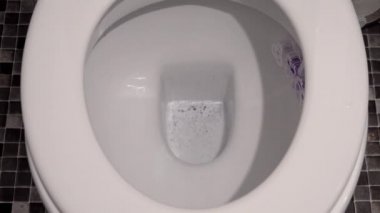 Su düzeyini yükseltmek ve tuvalete düşen