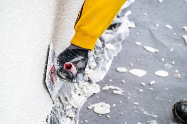 Sıvama ve Çimento beton duvarla yumuşatma inşaat işçisi