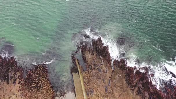 Widok z lotu ptaka wybrzeża przez Marameelan na południe od Dungloe, County Donegal - Irlandia — Wideo stockowe