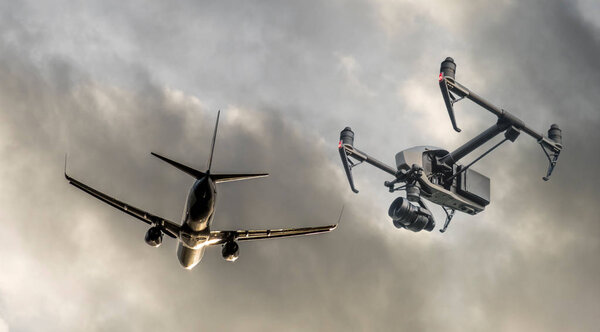 Беспилотный летающий беспилотник возле самолетов и аэропорта
