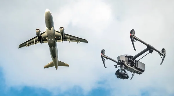 Onbemande drone vliegen in de buurt van vliegtuigen en luchthaven — Stockfoto