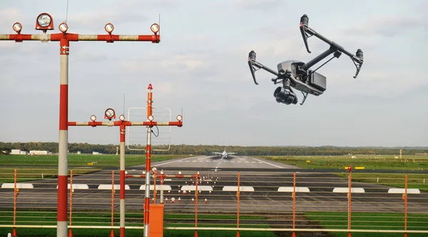 Drone não tripulado voando perto de aviões e aeroporto — Fotografia de Stock