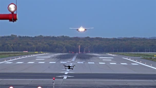 Unbemannte Drohne fliegt in der Nähe von Flugzeugen und Flughäfen — Stockvideo