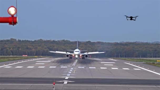Drone sans pilote volant près des avions et de l'aéroport — Video