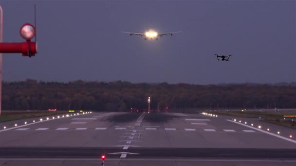 Obemannade drone flyger nära flygplan och flygplats — Stockvideo