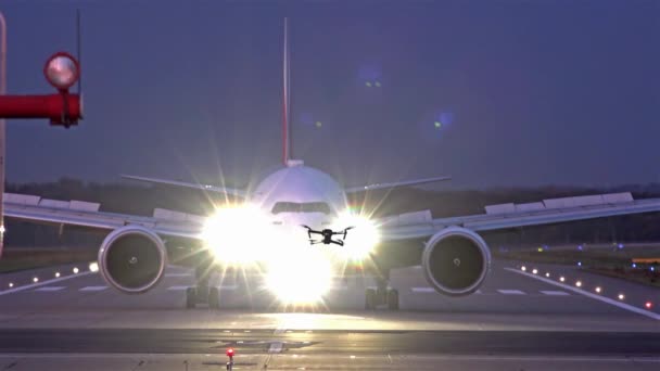 Drone sans pilote volant près des avions et de l'aéroport — Video