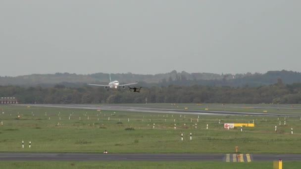 Drone no tripulado volando cerca de aviones y aeropuertos — Vídeo de stock